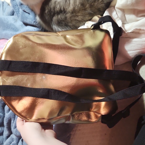 This is a small bag - Picture 3 of 3